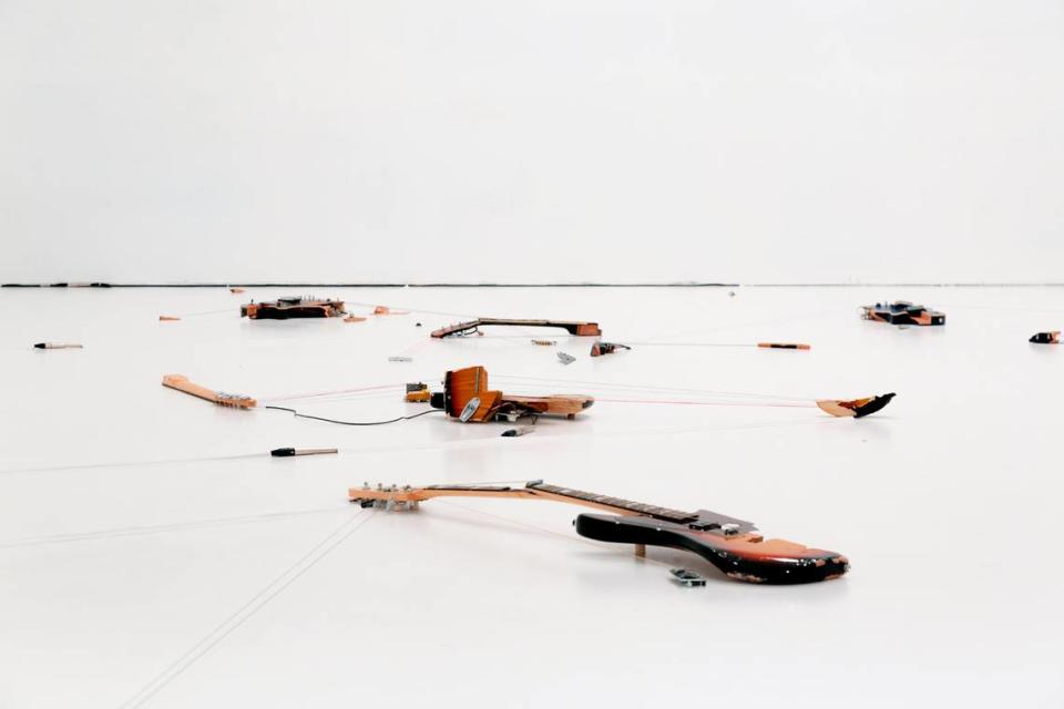 Instalación ‘Melodies of Certain Damage (Opus 3)’, 2018, de Naama Tsabar en el Bass Museum.
