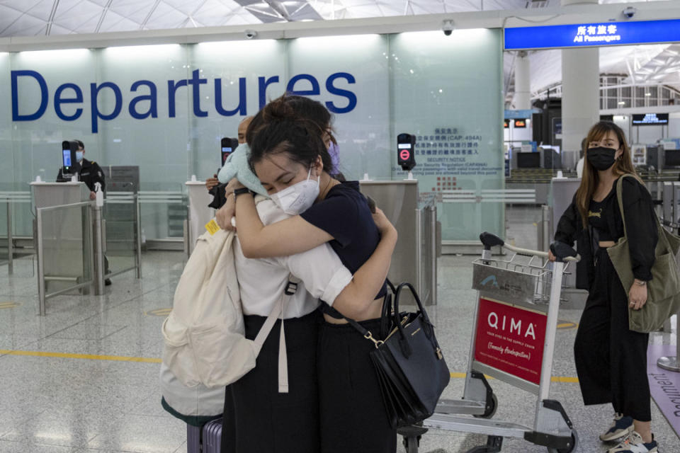 2021年6月30日，香港國際機場，市民在離境大堂相擁道別，準備登上前往英國的航機。
