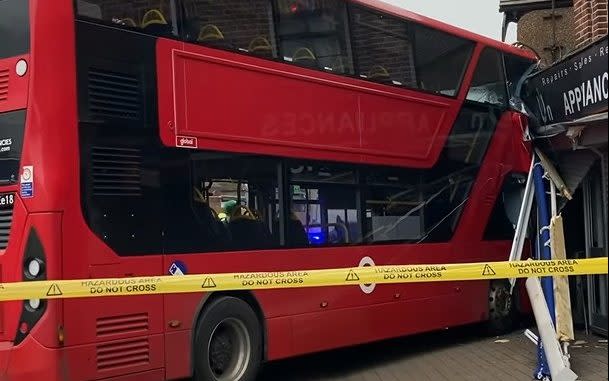 Bus crash - @WalkingLondon_