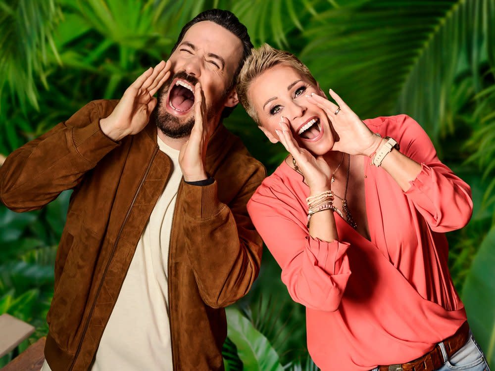 Jan Köppen und Sonja Zietlow präsentieren auch die erste Sommer-Ausgabe der beliebten RTL-Dschungelshow. (Bild: RTL / Pascal Bünning)