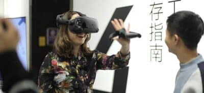 A student tests VR equipment during the workshop process.