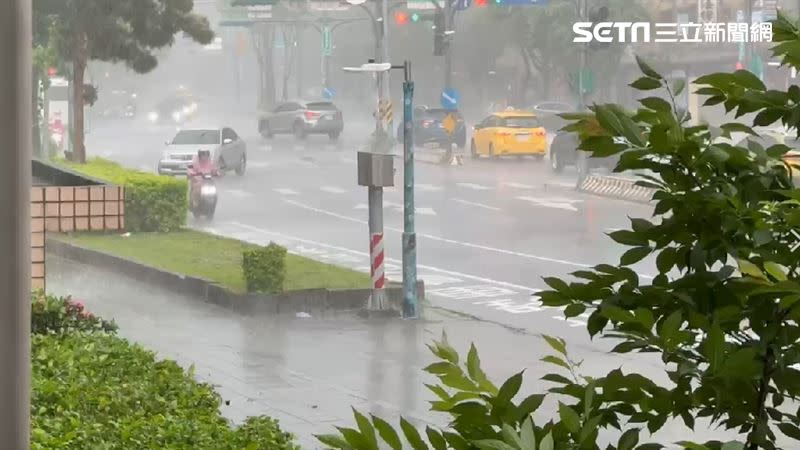 新北土城、板橋已經出現大雷雨。