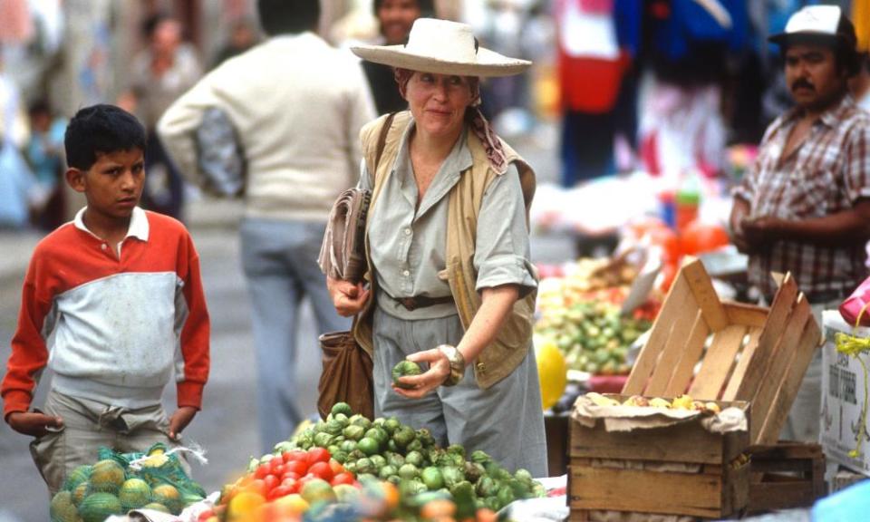 Diana Kennedy shopping in Zitácuaro in 1990. She formulated her recipes by meeting cooks and going to markets around Mexico