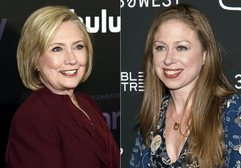 La ex secretaria de estado Hillary Clinton asiste al estreno del documental de Hulu "Hillary" en Nueva York, el 4 de marzo de 2020, izquierda, y Chelsea Clinton asiste a una función de "Colette" en Nueva York el 13 de septiembre de 2018. Madre e hija entrevistarán a personalidades como Kim Kardashian, Megan Thee Stallion y Gloria Steinem para una serie llamada "Gutsy" que se estrena el 9 de septiembre en Apple TV. (Fotos por Evan Agostini, izquierda, y Charles Sykes/Invision/AP)