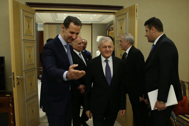 El presidente iraquí, Abdul Latif Rashid, se reúne con el presidente de Siria, Bashar Al-Assad, cuando llegan para asistir a la cumbre de la Organización de Cooperación Islámica (OCI) en Riad, Arabia Saudita