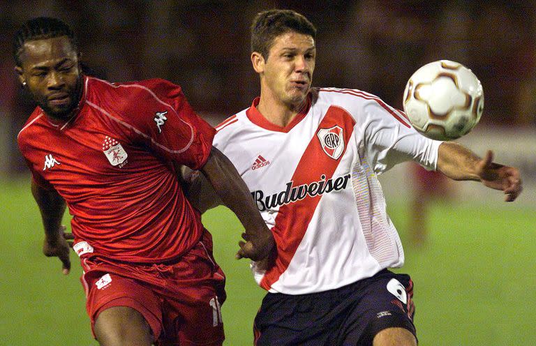 Martín Demichelis y una postal como jugador de River, en un partido de Copa Libertadores en mayo de 2003