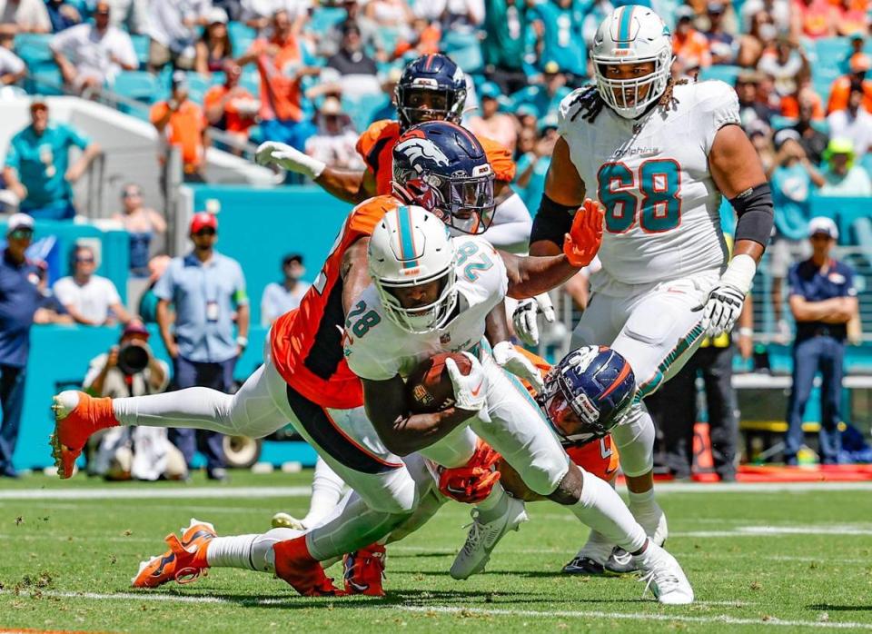 Miami Dolphins running back De’Von Achane (28) punches through to the goal line to score against the Denver Broncos in the first half at Hard Rock Stadium in Miami Gardens on Sunday, September 24, 2023. Al Diaz/adiaz@miamiherald.com