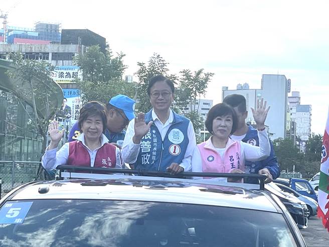 桃園市長之戰國民黨張善政大勝今早展開車隊掃街謝票。(呂筱蟬攝)