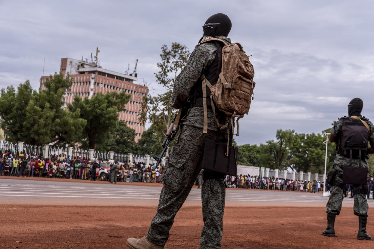 La palabra “Wagner” de la fuerza mercenaria rusa, a la izquierda en el muro de una escuela que una vez ocuparon soldados rusos en Velyka Oleksandrivka en la región de Jersón en Ucrania, el 1.° de julio de 2023. (David Guttenfelder/The New York Times)
