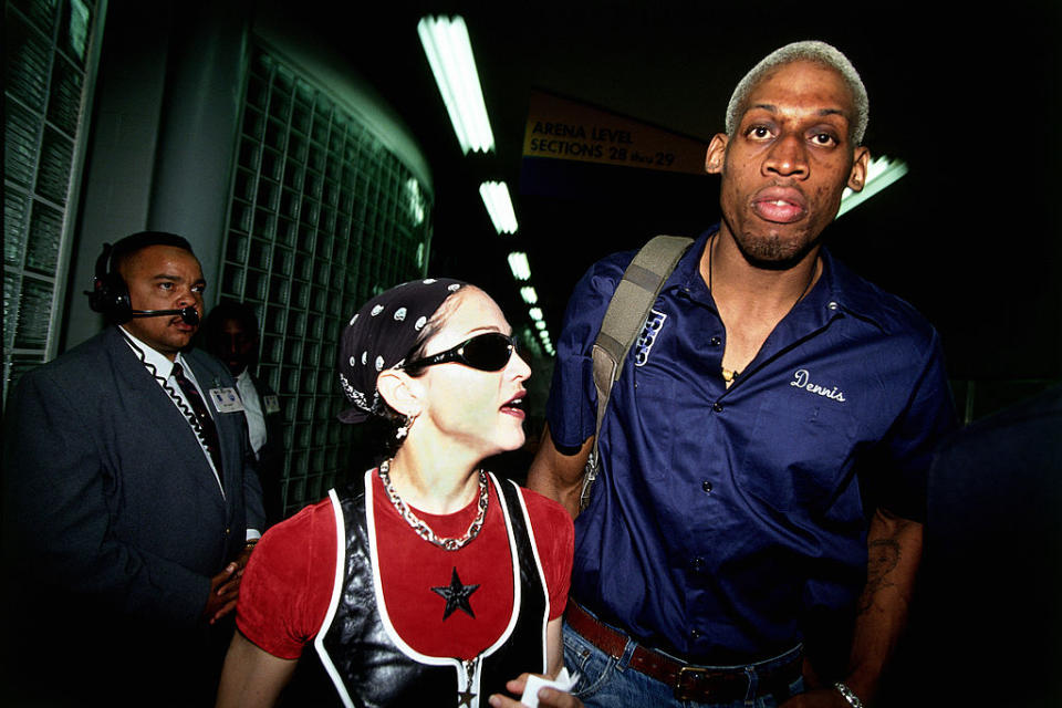 Entre 1993-94, Madonna entretient une relation avec Dennis Rodman, alors n°10 de l’équipe des Spurs de San Antonio. La love story entre les deux célébrités est très médiatisée et chacun de leurs faits et gestes est scruté. Mais c’est le joueur de la NBA lui-même qui dévoile, plus de 20 ans après leur liaison, une information exclusive. Interviewé sur ESPN, il révèle que celle qui est aujourd’hui mère de 6 enfants lui avait promis, à l’époque, de lui verser 20 millions de dollars s’il parvenait à la faire tomber enceinte ! Malgré plusieurs tentatives, la Madone et le sportif n’ont pas eu de bébé ensemble mais sont restés en bons termes. ©2004 NBAE (Photo by Andrew D. Bernstein/NBAE via Getty Images)