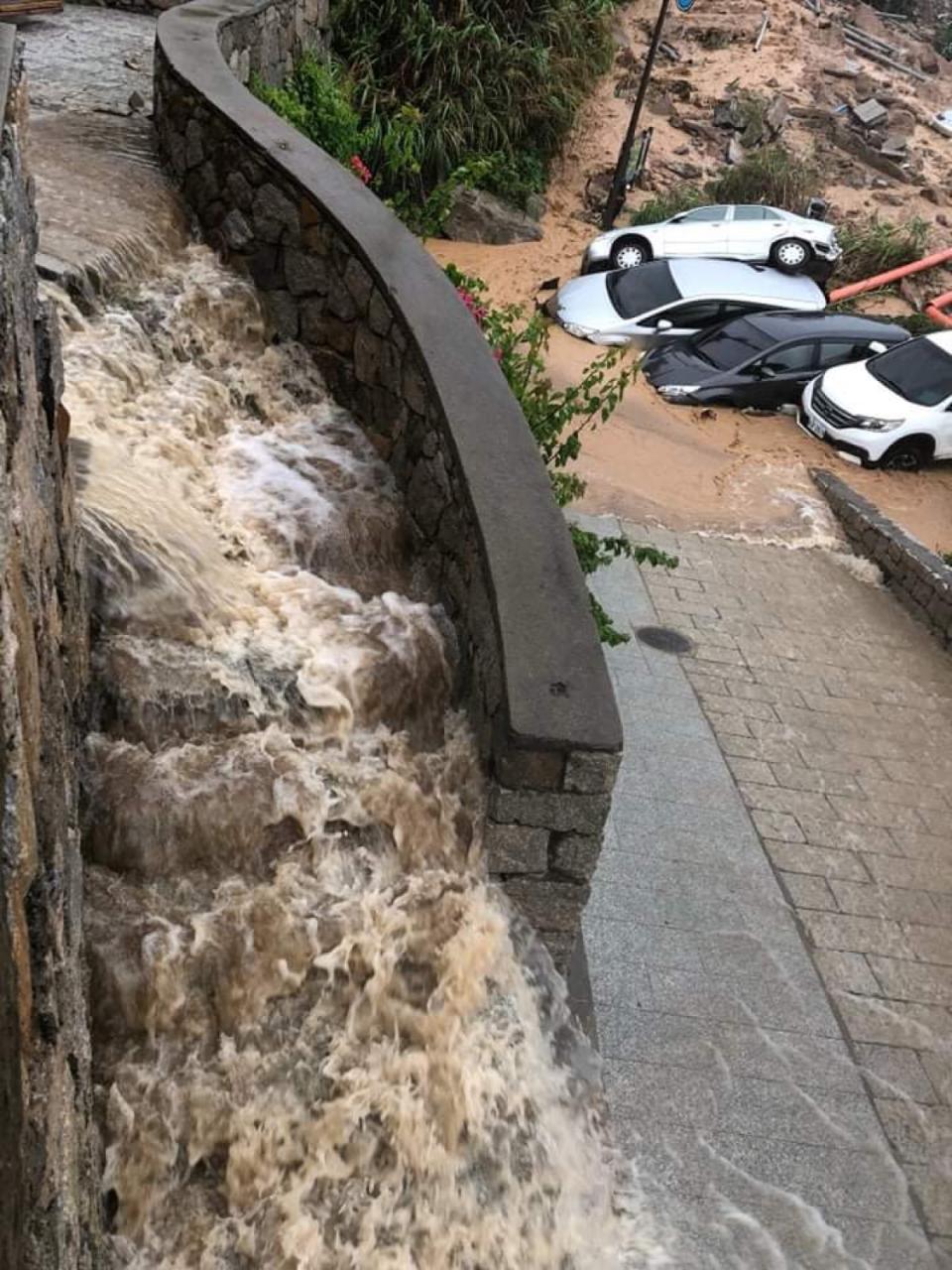 馬祖北竿鄉著名的觀光景點芹壁村下方的道路爆發土石流，多部汽車被土石滅頂，這是近年馬祖地區最嚴重的颱風災情。   照片：北竿鄉民line群組