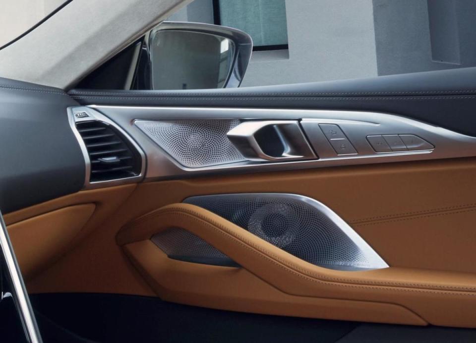 全新BMW 8系列Gran Coupé將頂級B&W鑽石級高傳真音響系統全面列為標配，透過16具揚聲器與高達1,400瓦的總輸出，使全新8系列Gran Coupé座艙猶如國家級音樂廳般的頂尖風情。