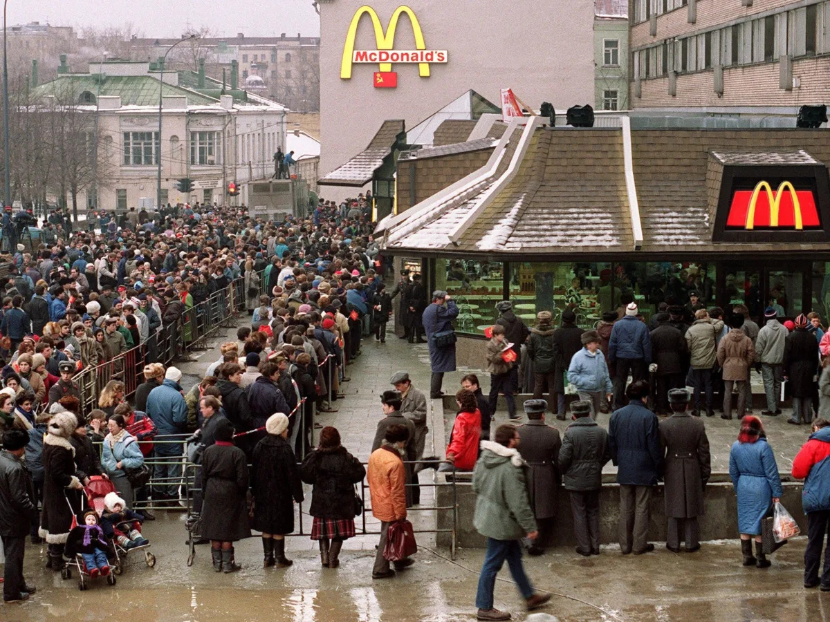 McDonald's Russian restaurants have just reopened. Photos show thousands of peop..