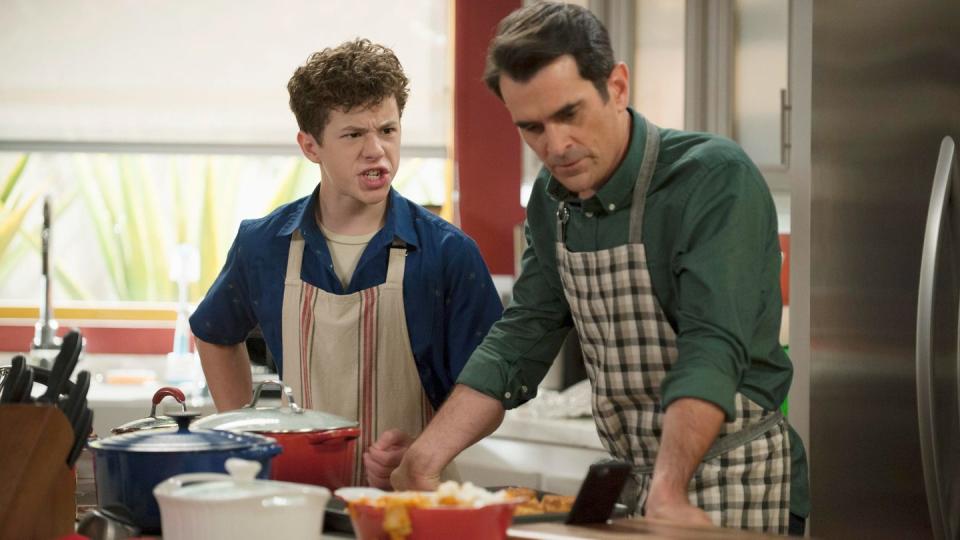 best thanksgiving tv episodes modern family