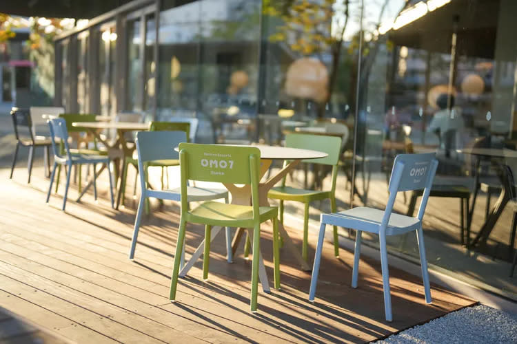 花園廣場「Miya-green」錯落著桌椅空間，可以在Cafe點杯咖啡來這兒好好享受。田欣雲攝
