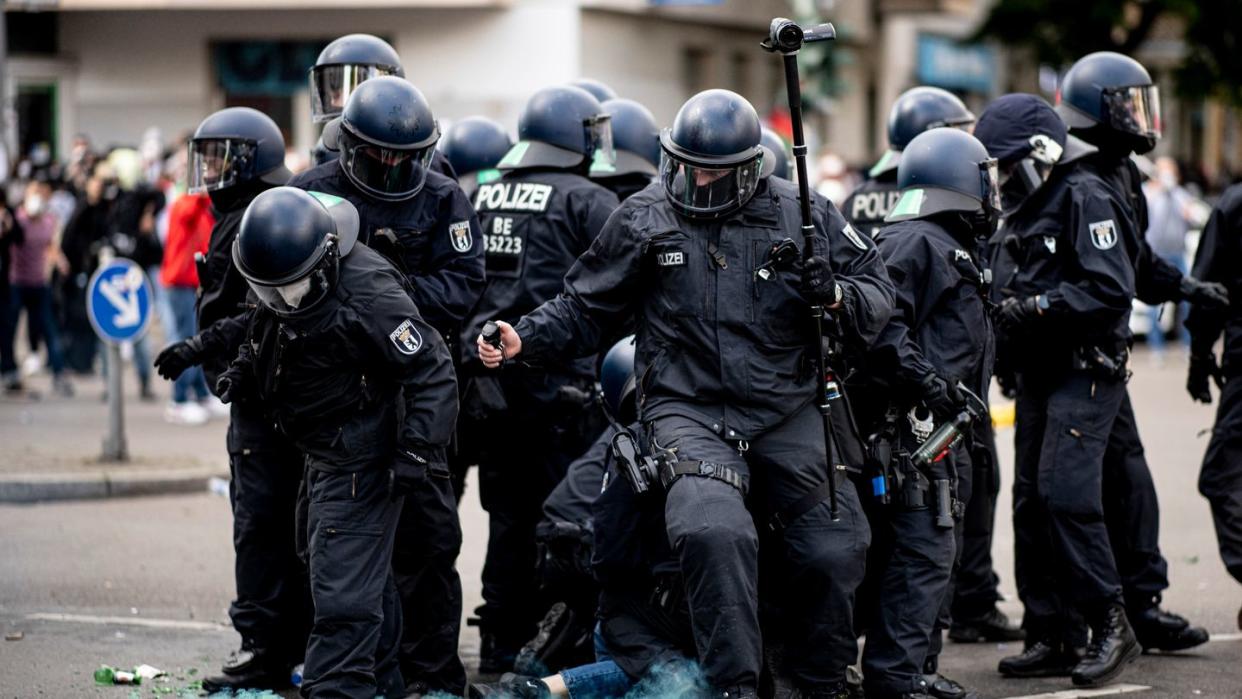 Die Polizei halten eine Teilnehmerin der Demonstration verschiedener palästinensischer Gruppen in Neukölln fest.