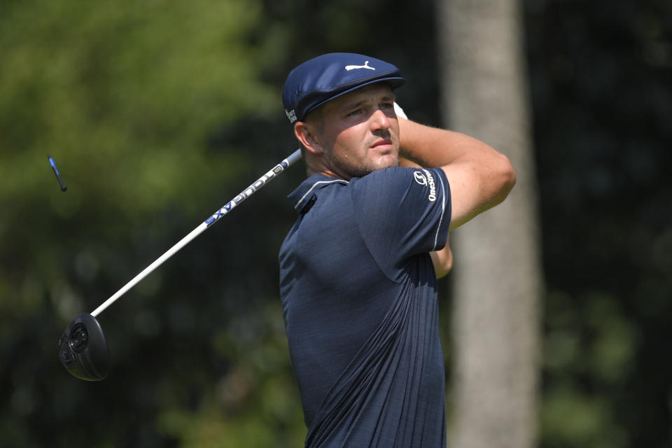 Bryson DeChambeau efectúa su tiro de salida al hoyo 2 en la segunda ronda del BMW Championship, el viernes 27 de agosto de 2021, en Owings Mills, Maryland (AP Foto/Nick Wass)