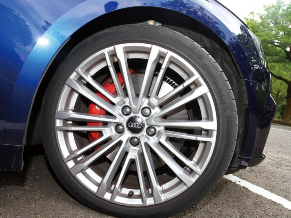 專屬的19吋鋁圈，配上輪圈內側搶眼的紅色S型煞車卡鉗。