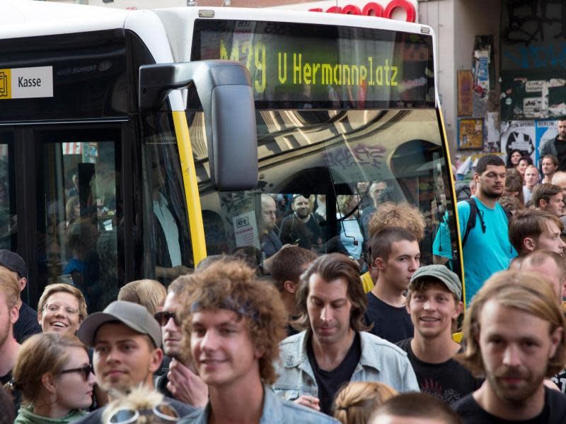 Nicht genug Platz für alle: Busse der Berliner BVG stecken zwischen Fußgängern fest. Foto: Florian Schuh/Archiv