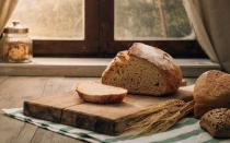 Wer lieber Stullen schmiert, als in der Küche kreativ zu werden, kann die Genießbarkeit des Brotes durch richtige Lagerung beeinflussen. Ob es sich kürzer (einen Tag) oder länger (eine Woche) hält, hängt von der Brotsorte ab, aber nicht nur. Das Brot sollte nicht zu viel Luft ausgesetzt sein, denn das beschleunigt das Austrocknen. (Bild: iStock/cyano66)