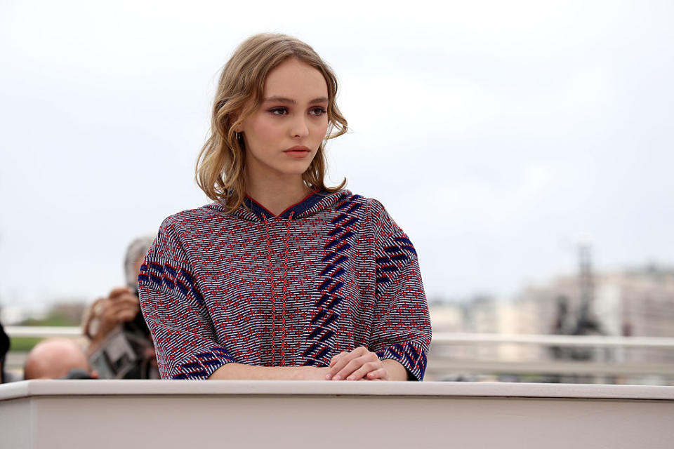 Au milieu des années 2010, de nombreuses rumeurs courraient sur l'orientation sexuelle de Lily-Rose Depp : elle serait homosexuelle. Une rumeur qui a pris naissance lorsque la jeune femme avait révélé ne pas être à 100% hétérosexuelle lors d'une campagne LGBT. Les médias et les internautes en ont tellement parlé que la principale intéressée a dû mettre les points sur les i à ce sujet en février 2016, dans <em>Nylon : "Ça a vraiment été mal interprété, ce truc. Beaucoup de gens ont pris ça pour mon coming out, mais ce n'est pas ce que j'essayais de faire. J'ai fait ça au sens littéral pour dire que vous n'avez pas à définir votre sexualité"</em>. <em>"Je pense que ça a été mal compris, parce qu’a­lors tout le monde m’a consi­dé­rée comme homo. Ce n’était pas ce que j’es­sayais de dire. Non pas qu’il y ait quoi que ce soit de mal à ça, bien sûr ! Je voulais juste dire que vous n’avez pas à vous défi­nir, et alors tout le monde était genre 'Lily-Rose Depp dit qu’elle est homo' !"</em>, ajoutait-elle, franche. Aujourd'hui, après ses relations avec Ash Stymest et Timothée Chalamet, celle qui fête ses 21 ans serait célibataire. (<em>crédit Getty</em>)