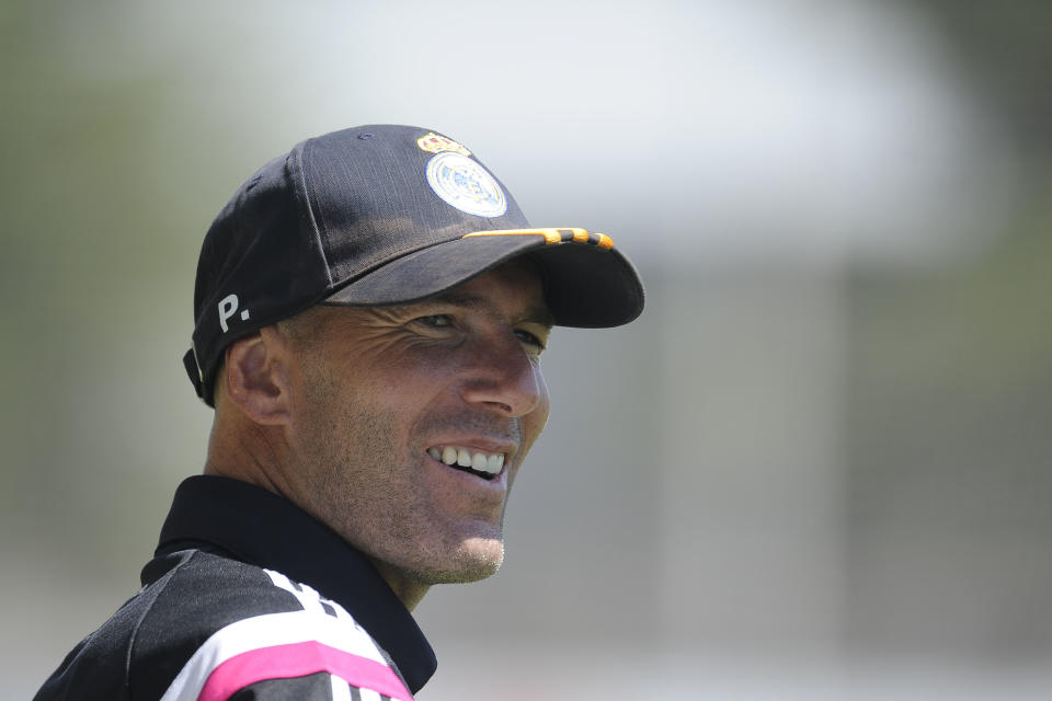 Zinedine Zidane sonríe durante un partido de la Segunda División B entre el Real Madrid Castilla y el Atlético de Madrid, el pasado 24 de agosto en Majadahonda (Madrid) (AFP/Archivos | Pedro Armestre)