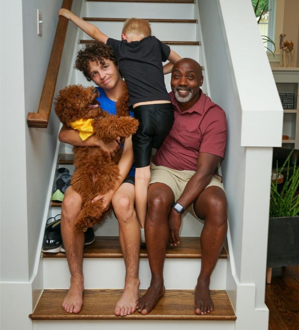 Peter, Anthony y Johnny en las escaleras con su perro.