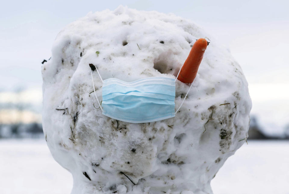 Photo by: zz/KGC-254/STAR MAX/IPx 2021 1/24/21 A snowman wearing a face mask is seen in Twickenham on January 24, 2021 in the midst of the national lockdown during the worldwide coronavirus pandemic. (Twickenham, London, England, UK)