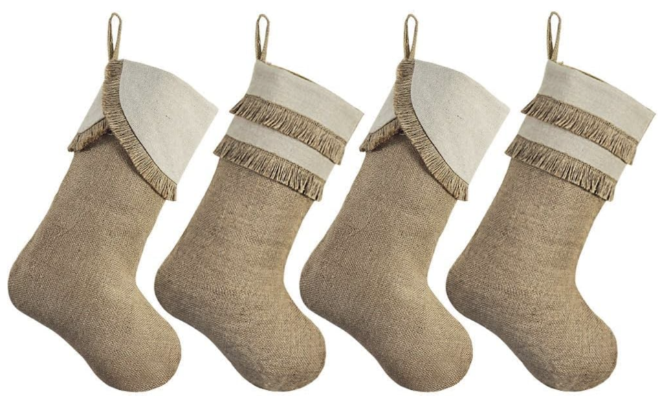 Calcetines de yute con flecos de Ivenf. Adornos de Navidad. (Foto: Amazon)