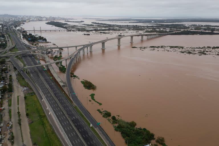 El Puente de Porto Alegre tras el desbordamiento del río Jacuí este viernes, en la región metropolitana de Porto Alegre. EFE/ Isaac Fontana
