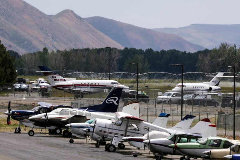 Aviones privados se ven en el Aeropuerto Memorial Man antes de la Conferencia Allen & Company Sun Valley el 4 de julio de 2022 en Sun Valley, Idaho. 