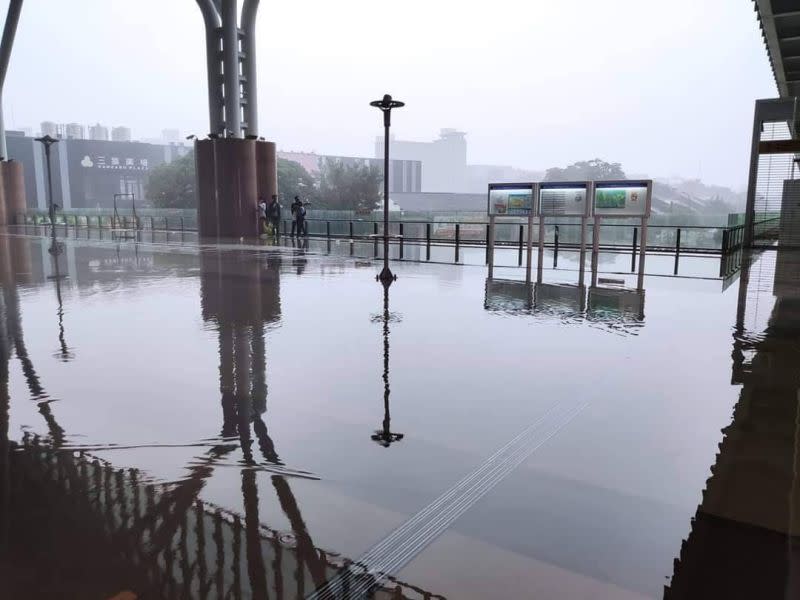 ▲台中火車站因劇烈雨勢，車站購票大廳，雨水全部淹進車站售票大廳內。(圖／擷臉書「爆料公社」2020.6.14)