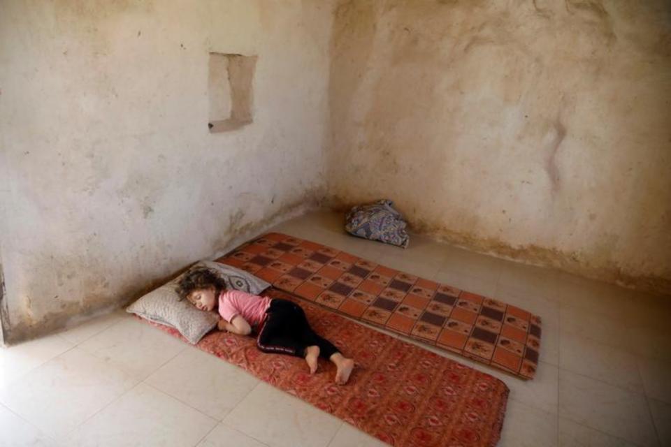 Una niña palestina duerme en un edificio municipal después de que las fuerzas israelíes demolieran la casa de su familia en Tubas, en la Cisjordania ocupada. Imagen del 29 de septiembre. (Foto: Raneen Sawafta / Reuters).