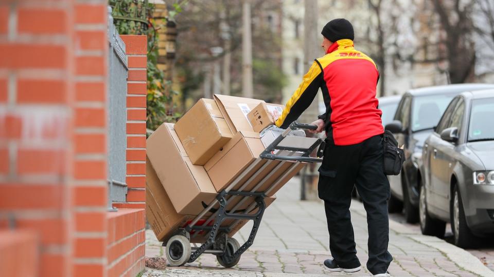 Die Deutsche Post DHL erhöht zum 1. Januar die Preise für Inlandssendungen im Schnitt um drei Prozent. Der Prozentwert der Preissteigerung ist mengengewichtet.