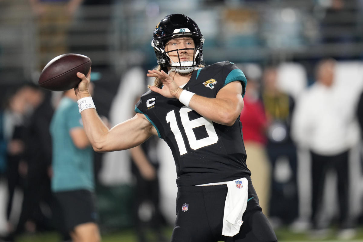 Jaguars' Trevor Lawrence warms up, starts vs. Browns with ankle injury