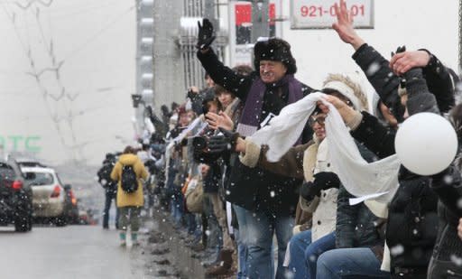 Hundreds of Russians have begun linking hands around the Moscow inner ring road in symbolic protest against Prime Minister Vladimir Putin's expected return to a third term as president in March 4 polls