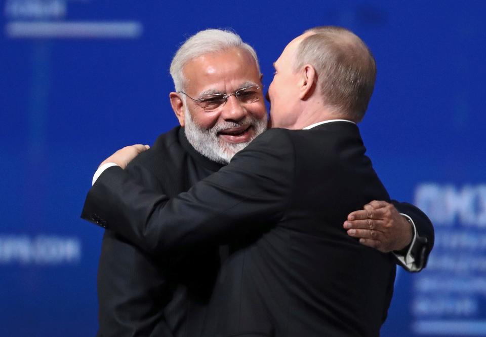 modi putin hug