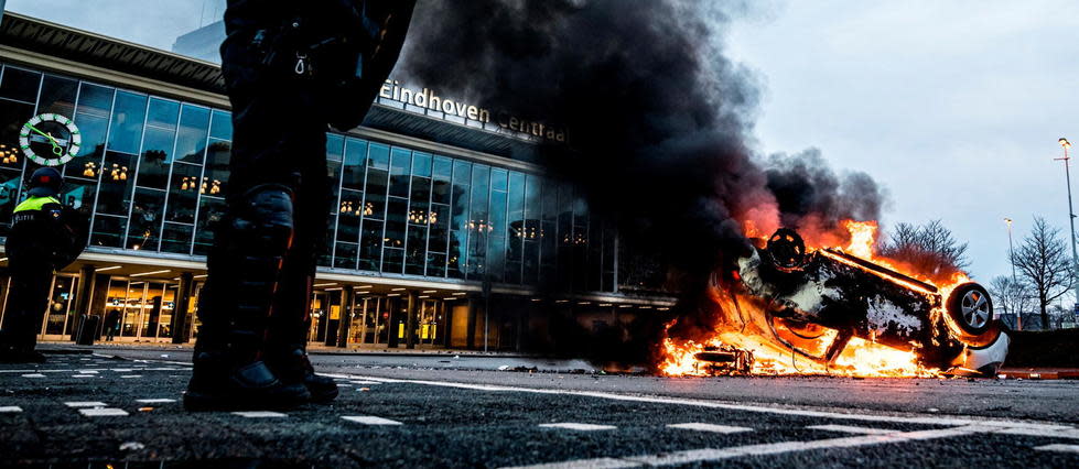 Une voiture incendiée lors d'une manifestation contre le couvre-feu à Eindhoven, samedi 24 janvier. (illustration)
