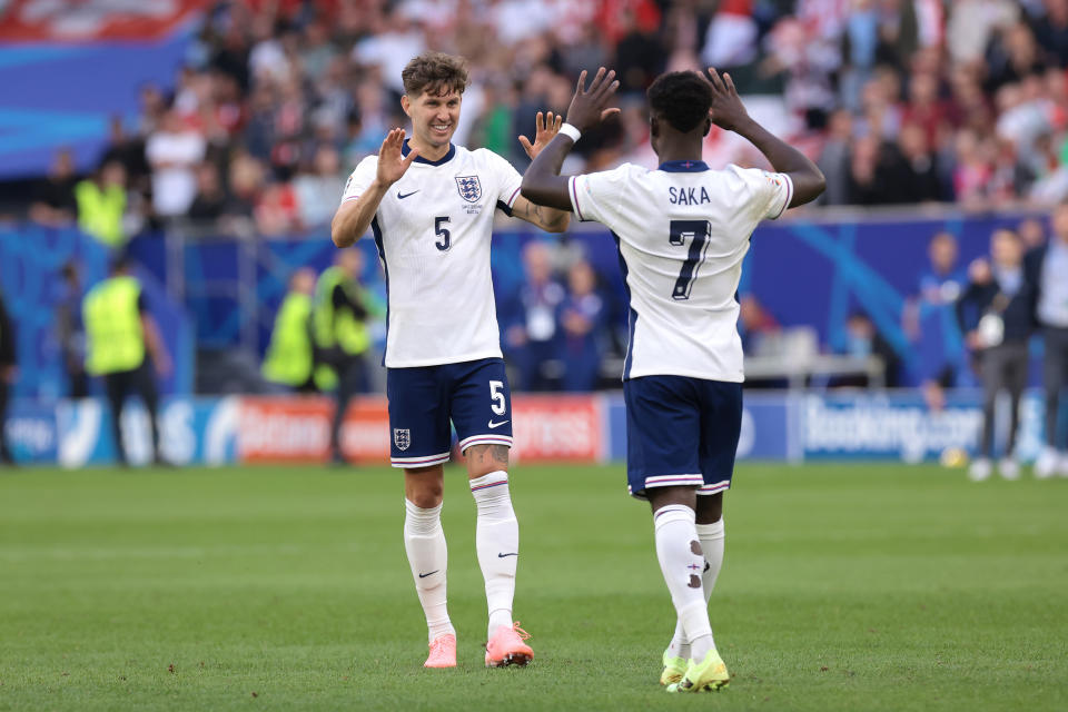 John Stones 迎接剛踢完點球的Bukayo Saka 歸隊。(Photo by Jonathan Moscrop/Getty Images)