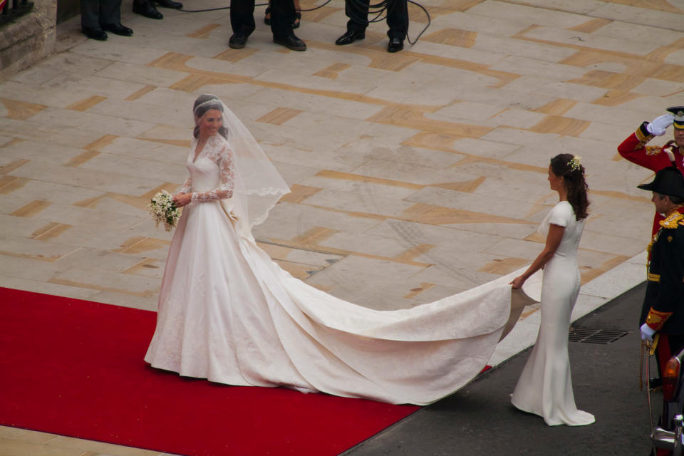 <p>Obwohl Kate vor ihrer Hochzeit mit William sicher zwischen den besten Stylisten der Welt hätte auswählen können, legte sie lieber selbst Hand an: Für ihr Make-up zeigte sie sich ausschließlich selbst verantwortlich. Auch ihr Parfüm suchte sie allein aus. </p>