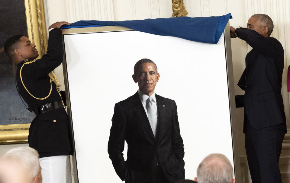 Barack Obama ayuda a descubrir su retrato oficial en la Casa Blanca. (Photo by Kevin Dietsch/Getty Images)