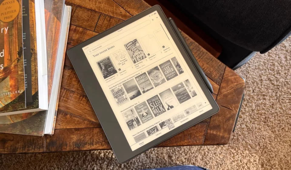 El Kindle Scribe es un gran e-reader que viene con un lápiz para marcar libros y tomar todo tipo de notas. (Foto: Rick Broida/Yahoo)