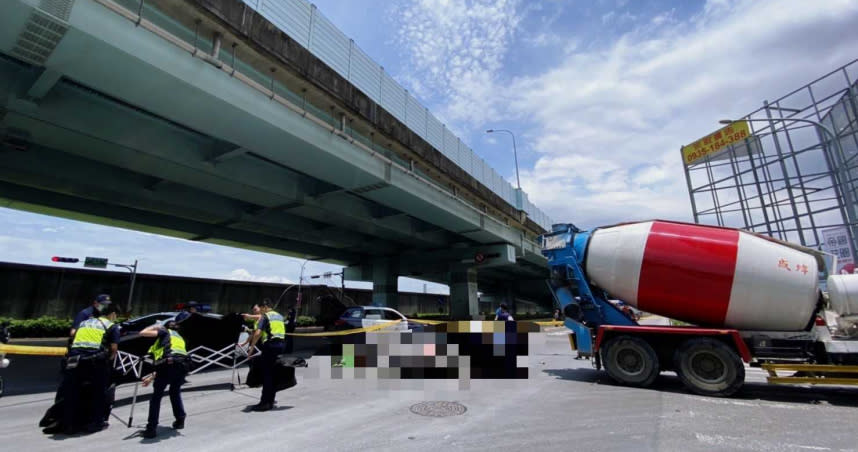 水泥預拌車違規左轉，導致2騎士剎車不及而慘死。（圖／翻攝畫面）