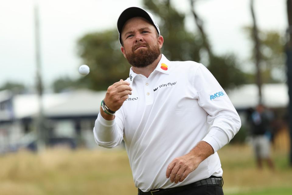 Shane Lowry lanza su bola a las gradas después de tomar una ventaja de dos golpes a mitad de camino en el 152º Open (Scott Heppell/AP) (AP)