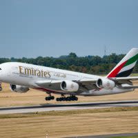 A380 von Emirates startet gerade auf der Startbahn.