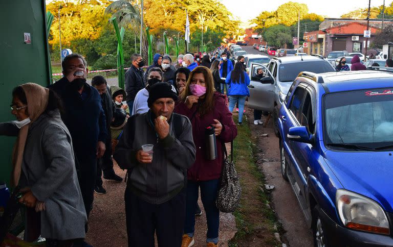 Largas colas afuera de un centro de votación en Asunción