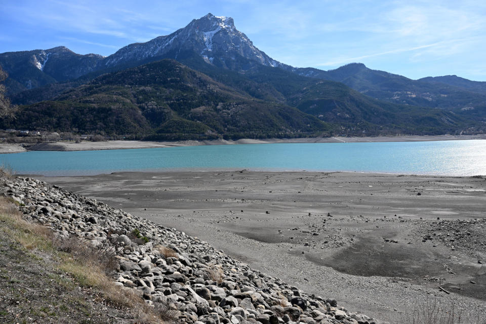 
Le lac de Serre-Ponçon partiellement asséché, près d’Embrun (Hautes-Alpes), le 16 mars 2023.