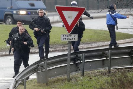 Members of the French intervention gendarme forces arrive at the scene of a hostage taking at an industrial zone in Dammartin-en-Goele, northeast of Paris January 9, 2015. REUTERS/Christian Hartmann