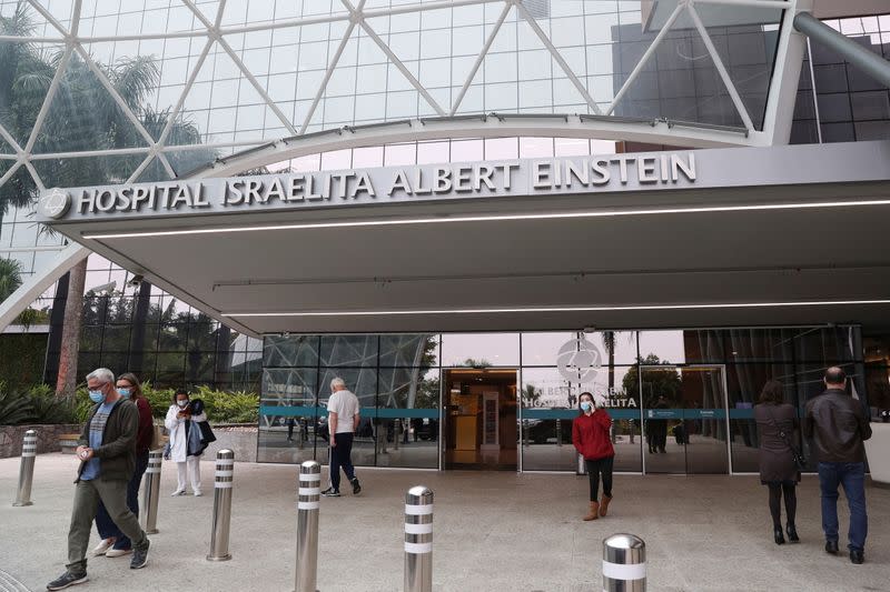 Gente en la entrada del Hospital Albert Einsten donde la leyenda del fútbol brasileño Pelé está hospitalizado en Sao Paulo, Brasil.