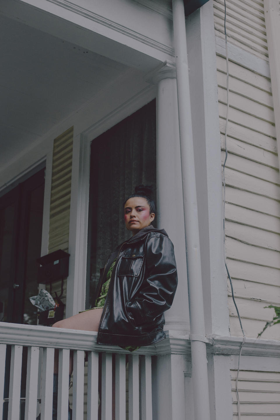 Karla Cornejo Villavicencio, autora de "The Undocumented Americans", en su casa en New Haven, Connecticut, el 13 de octubre de 2020. (Nathan Bajar/The New York Times)